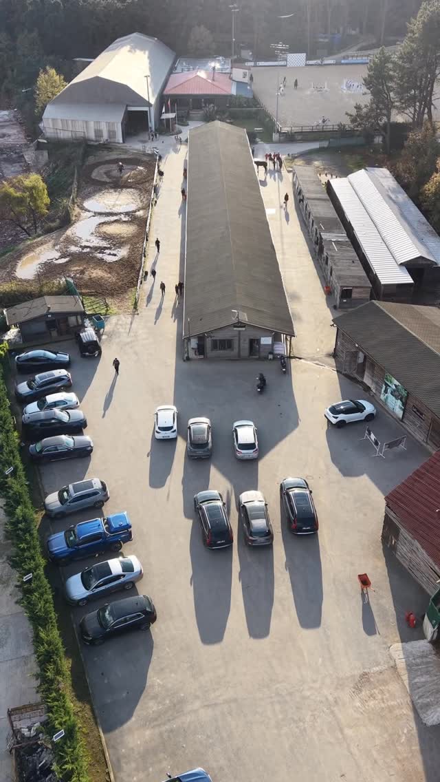 Kulübün binaları ve otoparkı, yukarıdan