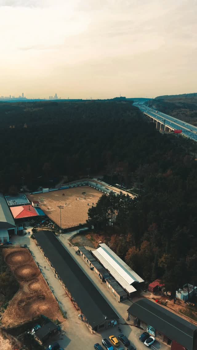 Gün batımında ormanın ortasındaki kulüp, yukarıdan